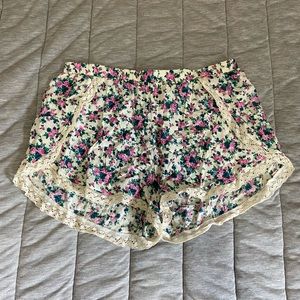 Floral shorts with lace detailing